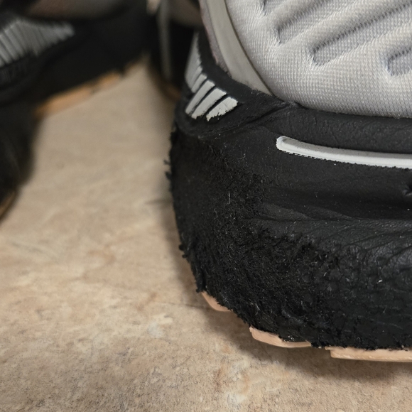 Brooks Adrenaline GTS 22 Light Gray and Black Running Shoes Sz 11 - Picture 5 of 9